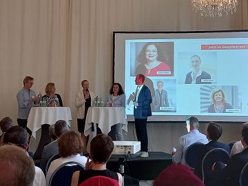 Bild (RME): Podiumsdiskussion mit Arbeitsagentur-Chefin Andrea Nahles, RLP-Arbeitsministerin Dörte Schall, Parts Europe-HR Managerin Tatjana Ullrich und Dr. Ralf Sänger vom IQ-Netzwerk RLP und Trier