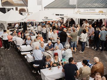 Foto ( Bender): 50-jähriges Firmenjubiläum an schönem Sommerabend im August