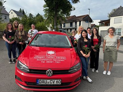 Foto (Caritas): Die Azubis der Caritas Westeifel werden herzlich empfangen