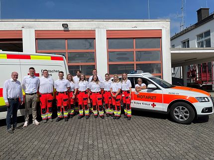 Foto (DRK Bitburg-Prüm): Die neuen Notfallsanitäter bei der Begrüßung in der Einführungswoche durch Kreisgeschäftsführer Rainer Hoffmann und der Leitung Rettungsdienst und den Praxisanleitern.