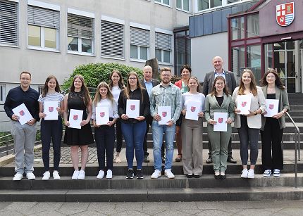 Foto (KV Bitburg-Prüm): In diesem Jahr sind 13 Nachwuchskräfte in ihre Ausbildung gestartet. 