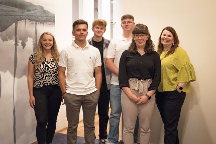 Foto (Lehen & Partner): Bie Lehnen 6 Partner wurden 3 Auszubildende im Steuerfach und 2 Duale Studenten im Bereich Steuern begrüßt