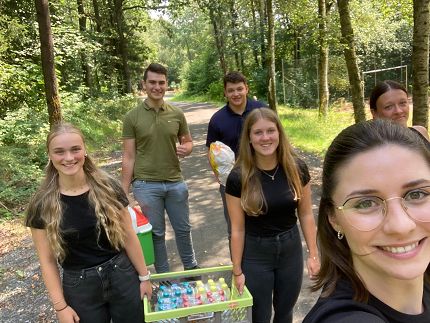 Foto (Raiffeisenbank Westeifel): Teambuilding-Workshop mit anschließendem Grillen nach Kronenburg