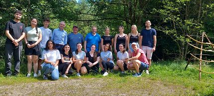 Foto (VR Bank Nordeifel): Ein gemeinsamer Ausflug - Azubis im Wildniscamp in der Region